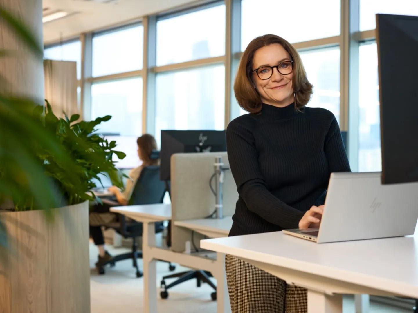 kobieta przy komputerze