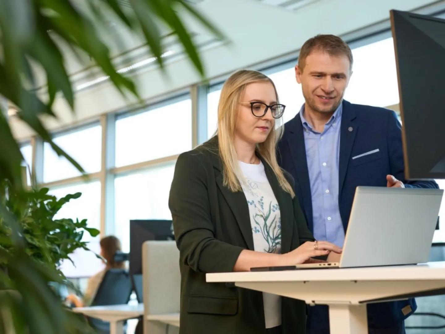 mężczyzna i kobieta przy laptopie