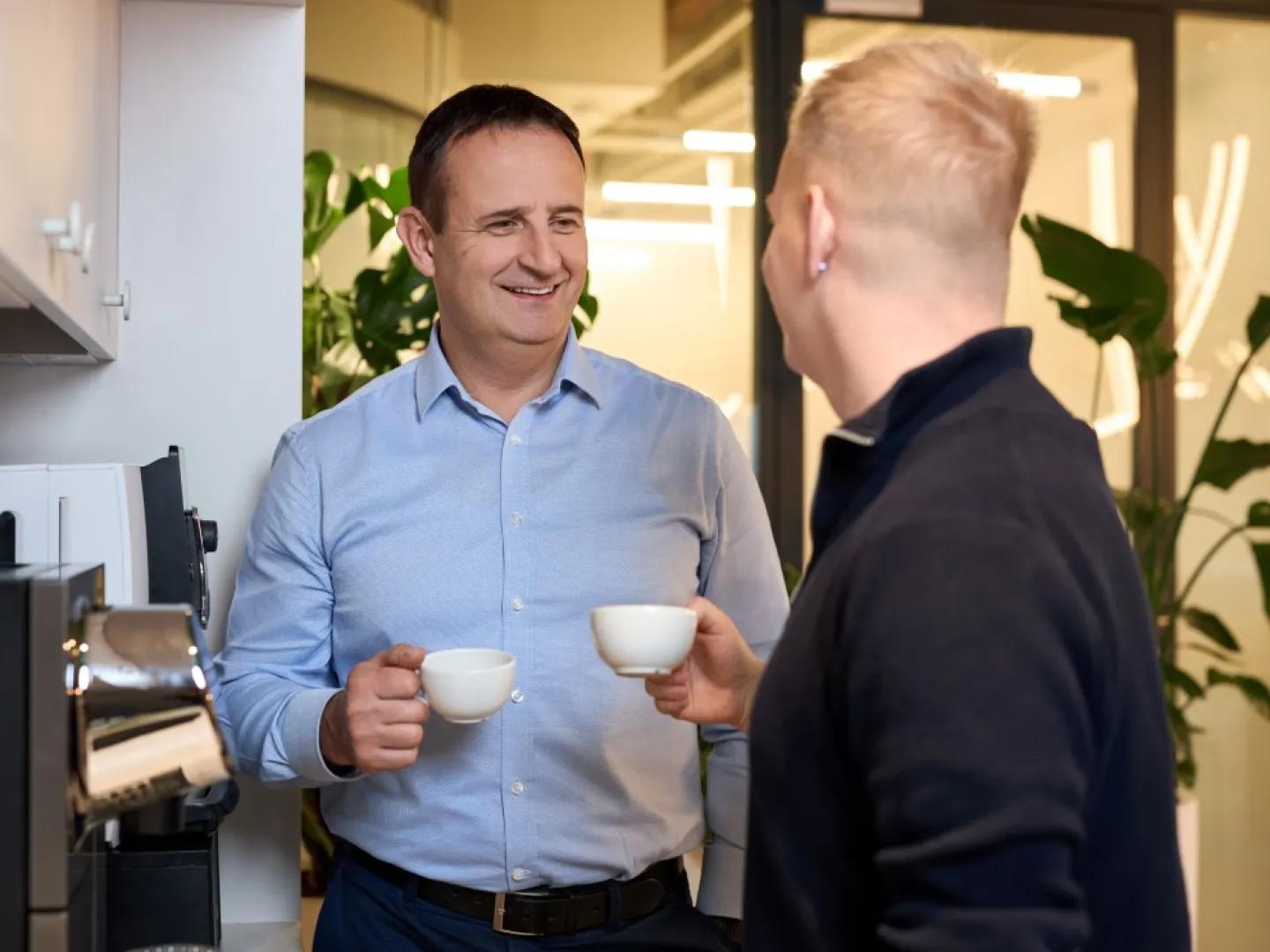 dwóch mężczyzn rozmawia