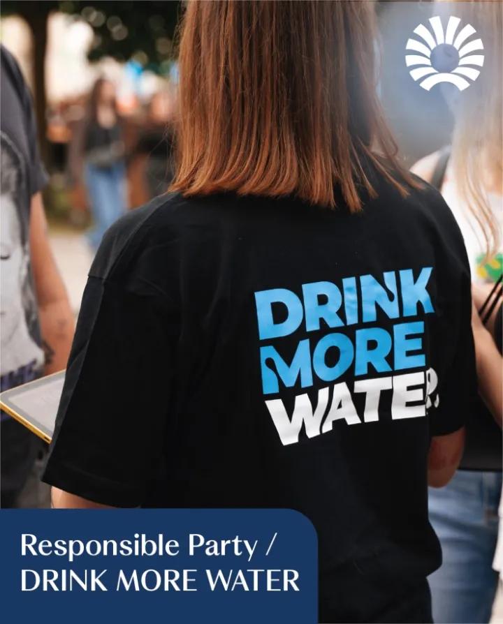 Responsible Party/ DRINK MORE WATER - kobieta w koszulce z napisem "Drink more water"