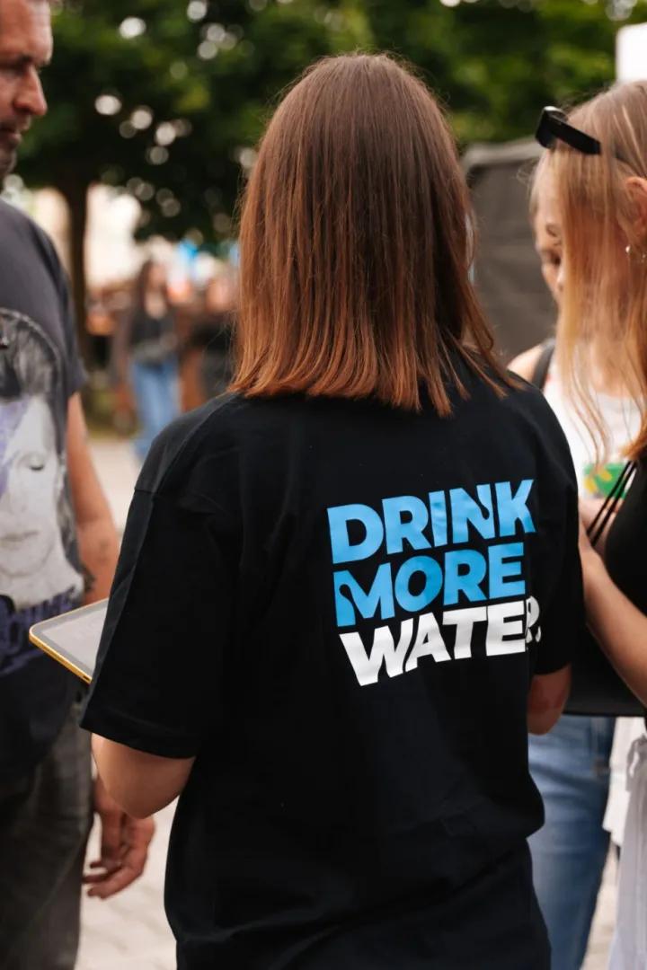 dziewczyna w koszulce z logo akcji Drink more water