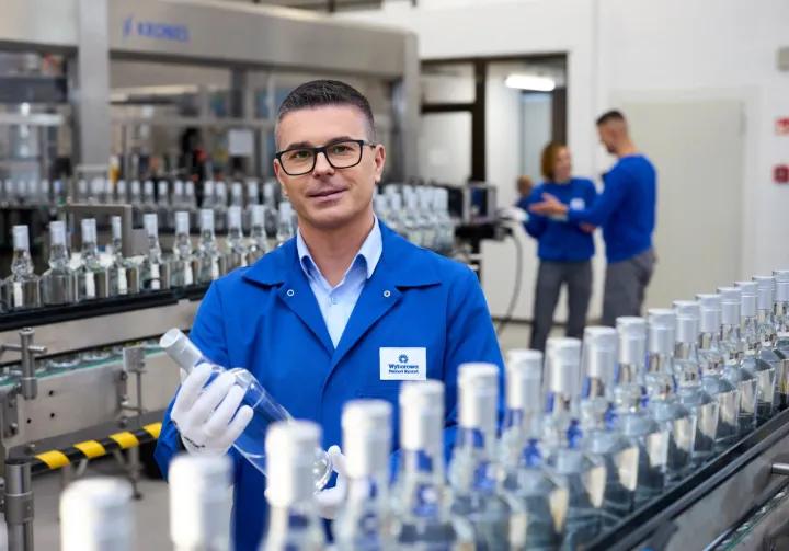 mężczyzna przy linii produkcyjnej
