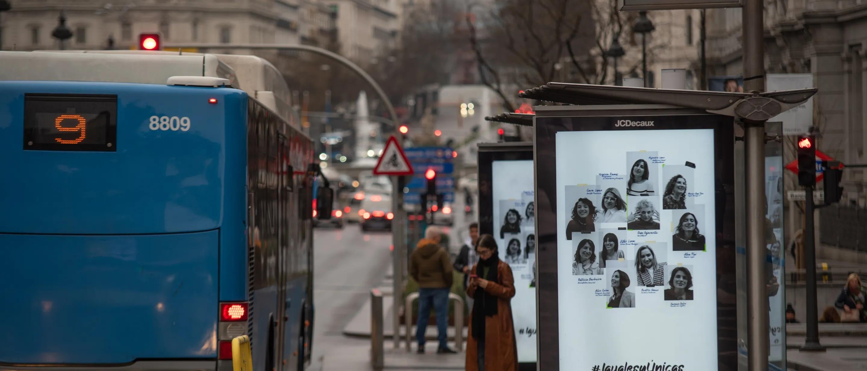 Marquesina Autobús con publicidad #IgualesyÚnicas