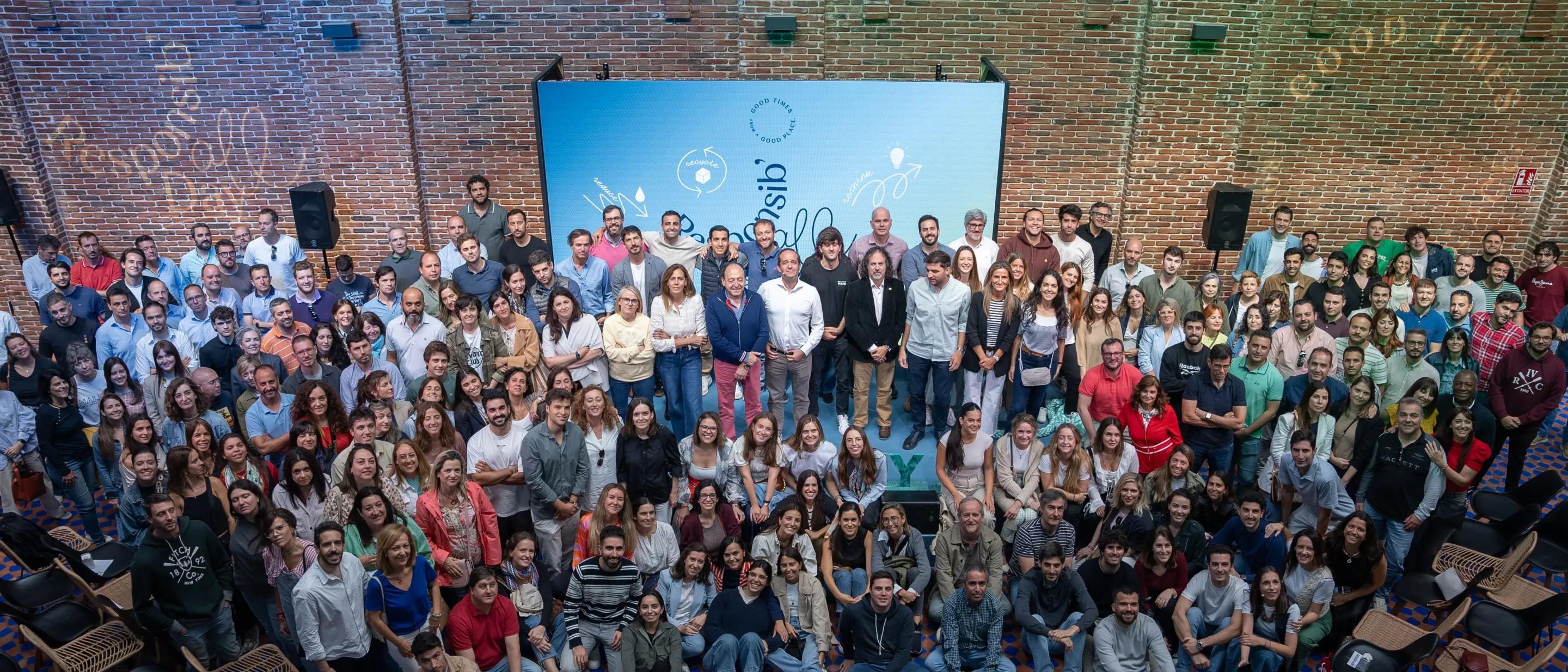 Grupo de personas celebrando evento