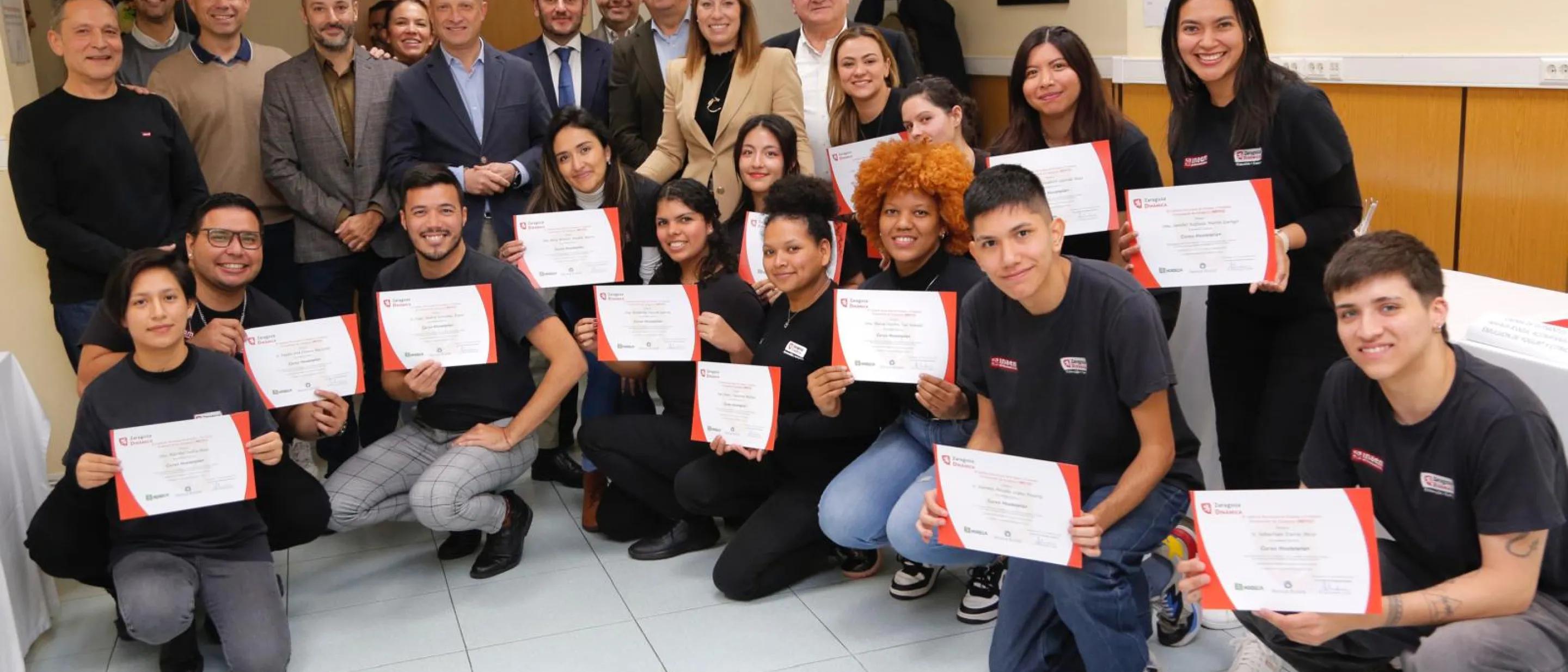 Grupo de personas con diplomas por clausura de programa formativo