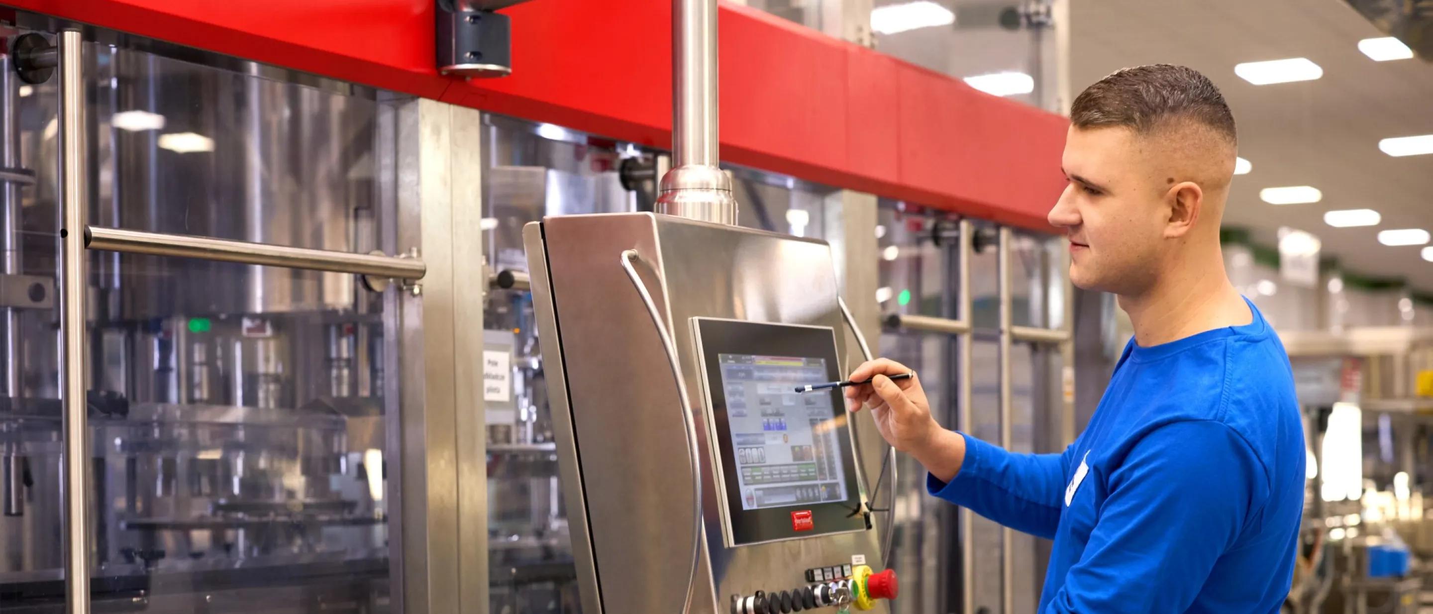 mężczyzna w zakładzie produkcyjnym