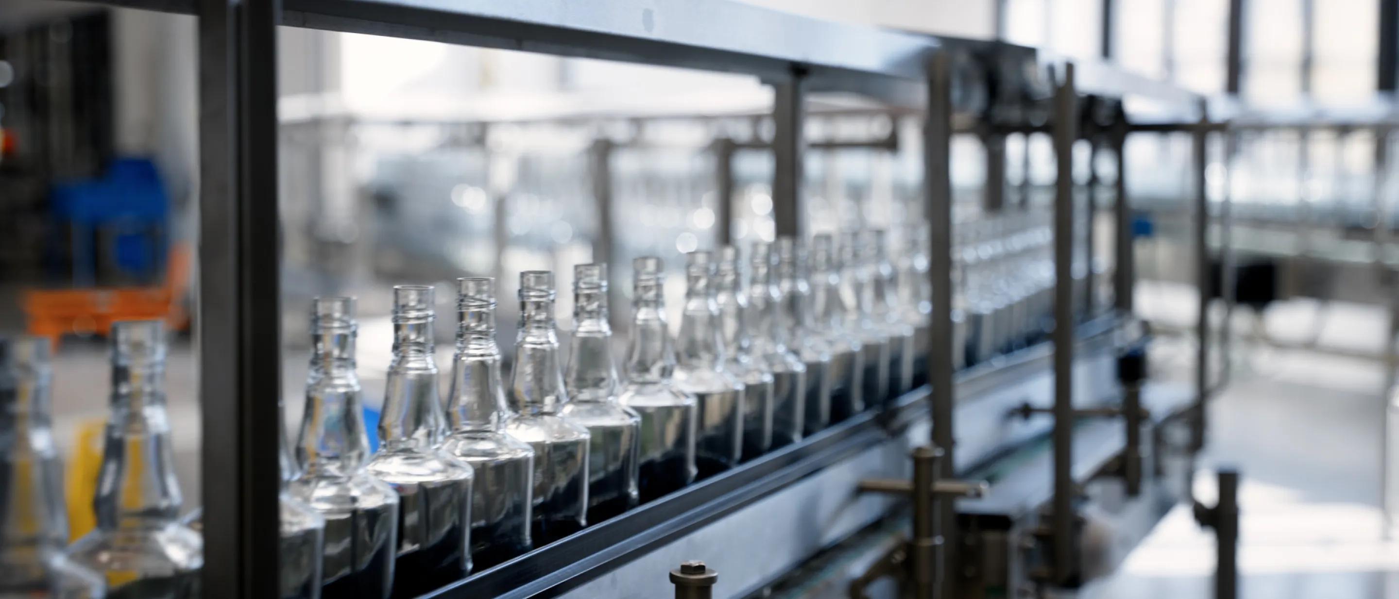 taśma produkcyjna z butelkami