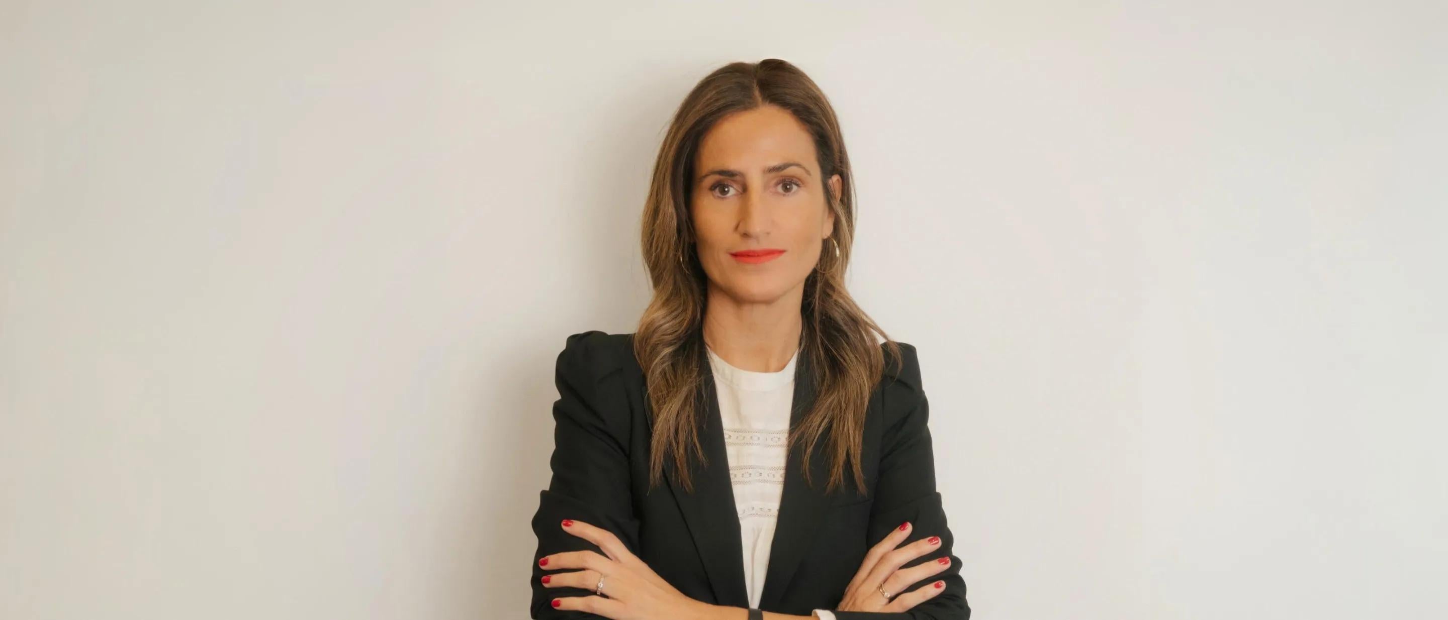 Imagen mujer posando frente a cámara