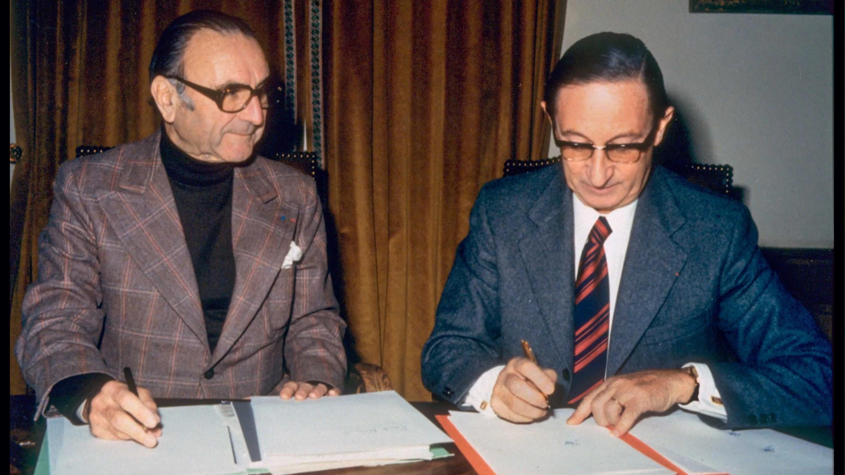 Paul Ricard and Jean Hemard sign a contract at the creation of Pernod Ricard in 1975.