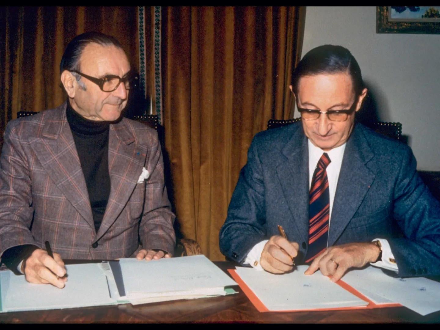 Paul Ricard and Jean Hemard sign a contract at the creation of Pernod Ricard in 1975.